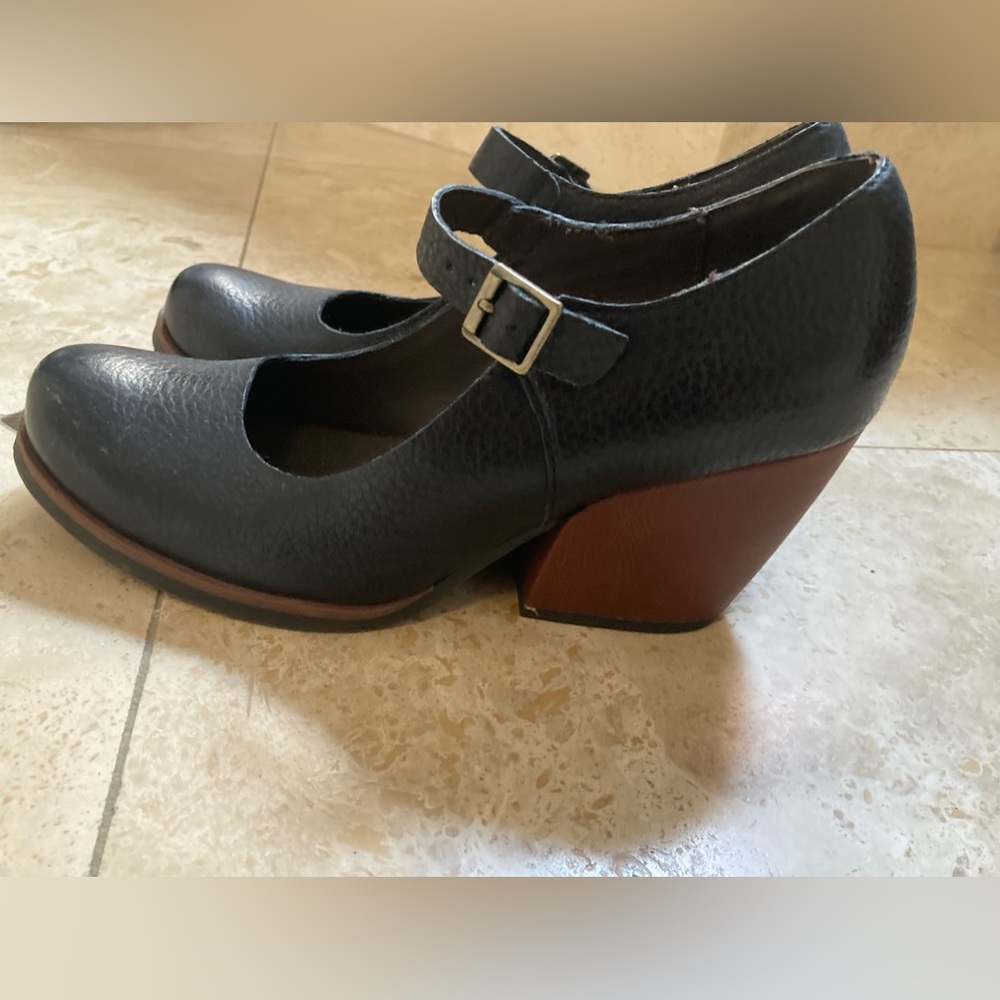 Korks women size 8.5 black shoes with block heel.